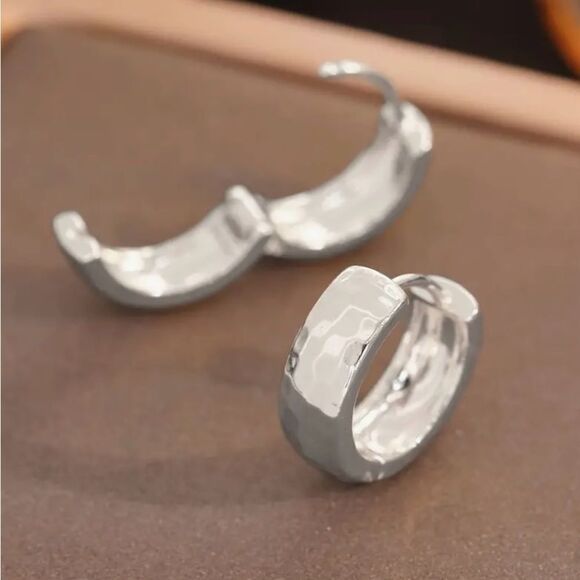 🩶 NEW Hammered silver wide hoop earrings 🩶 - Picture 4 of 5